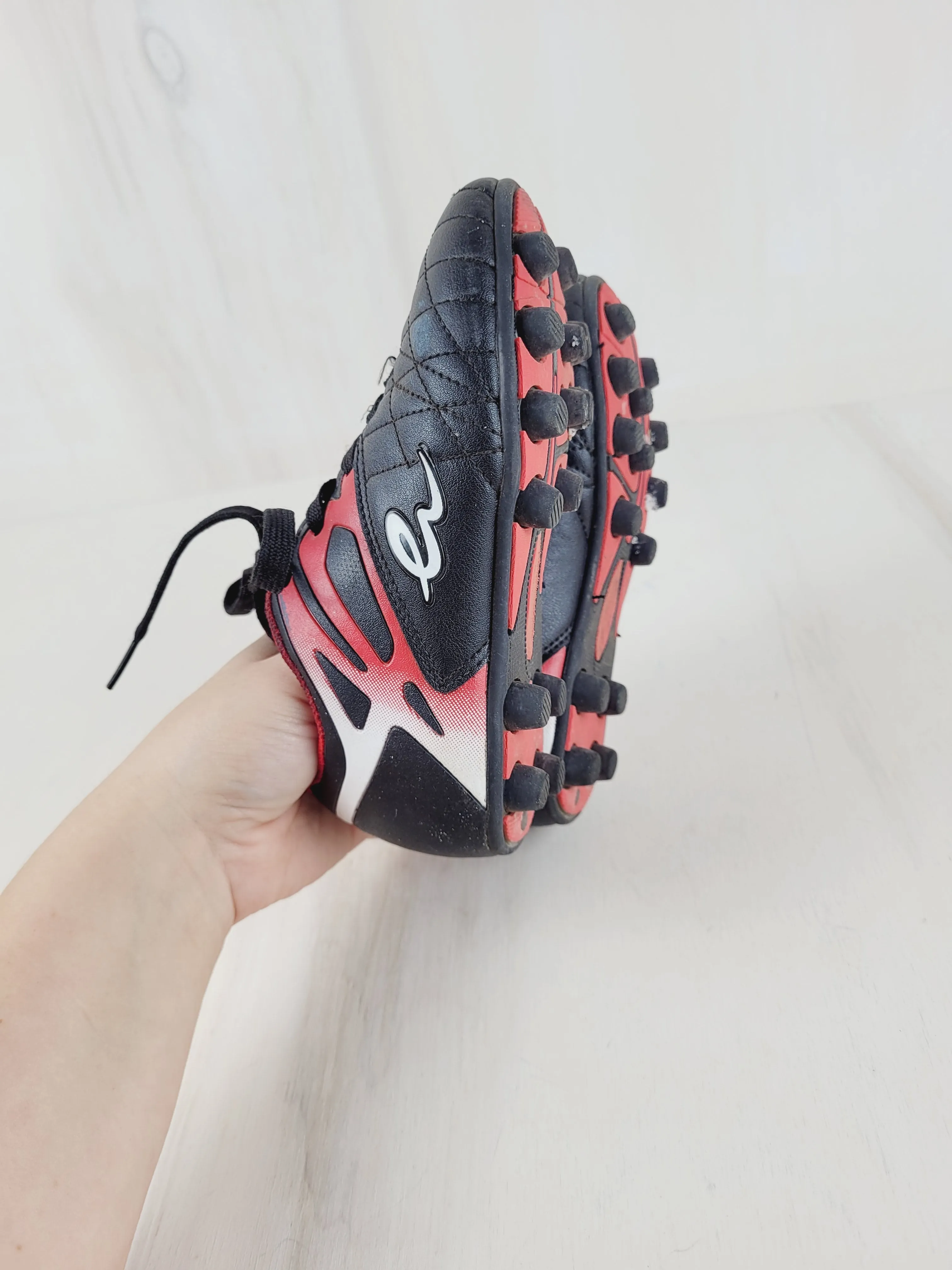 ELETTO BLACK & RED SOCCER CLEATS YOUTH 12 PRE-LOVED